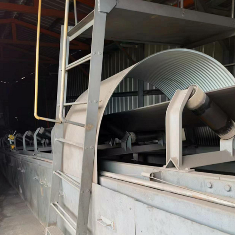 Capucha cerrada con cinturón.